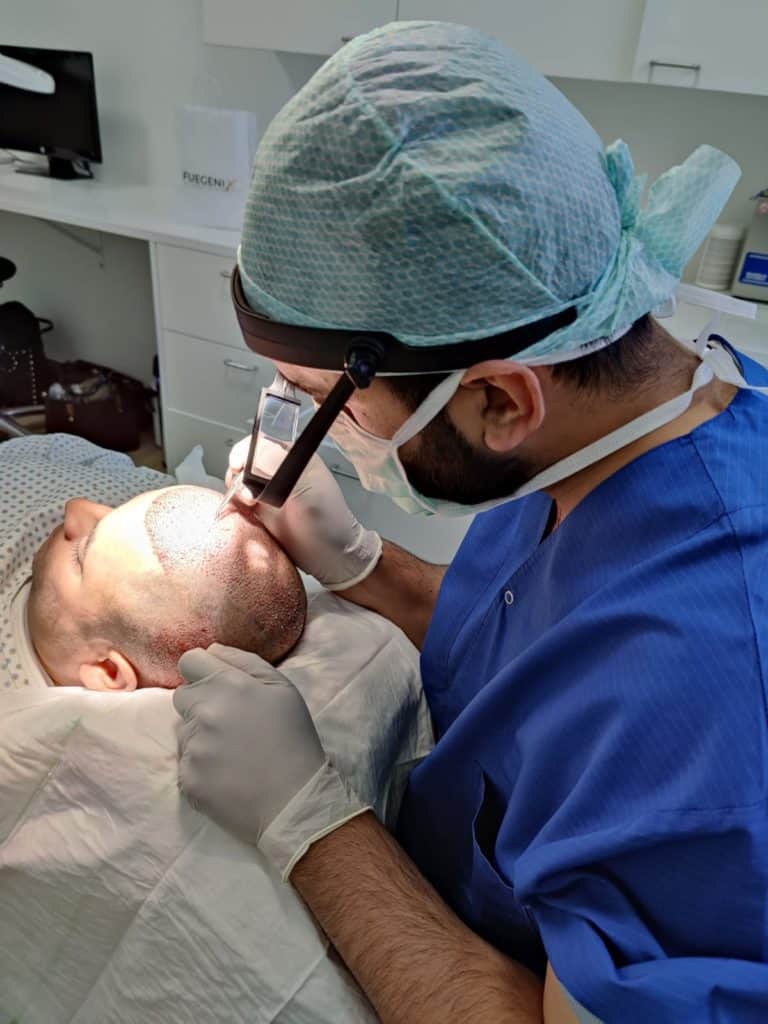 FueGenix Haarkliniek Dr Munib Ahmad Behandelt Een Patient